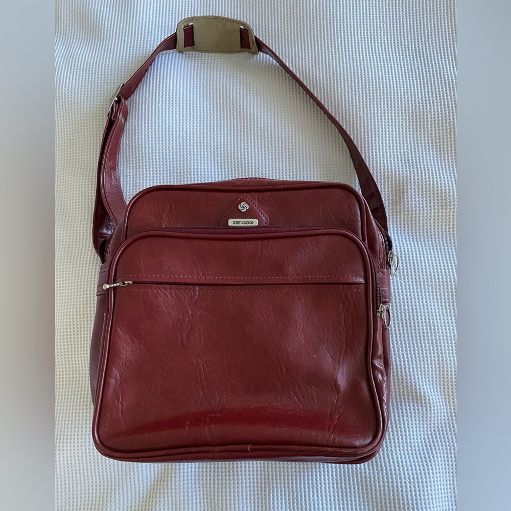Vintage Samsonite Burgundy Vinyl Travel Messanger Bag.
